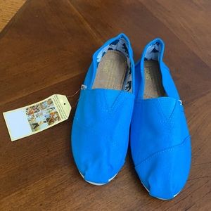 Toms Blue Slip on shoes Sz. 8 W NWT